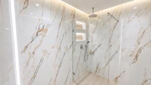 Luxury Sea and Marina View Apartment