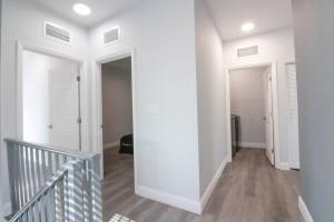 Sleek & Modern Townhome, Shared Backyard Oasis