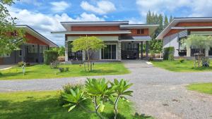 บ้านน้ำผึ้งโฮมสเตย์ Pool & Garden