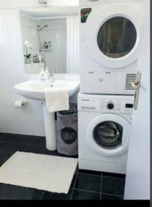Modern 2BR city flat 10min from the beach