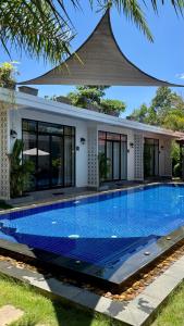 Private Bungalow by Large Salt Water Pool & Jacuzzi, Fast WIFI & Garden