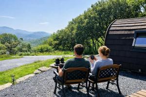 Luxury En-suite Mountain View Cabin with Hot Tub