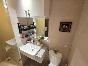 BGC Uptown Parksuites Spacious Cosy Vibe One Bedroom Unit with Balcony and nice view