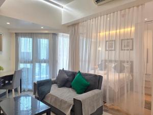 BGC Uptown Parksuites Spacious Cosy Vibe One Bedroom Unit with Balcony and nice view