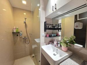 BGC Uptown Parksuites Spacious Cosy Vibe One Bedroom Unit with Balcony and nice view