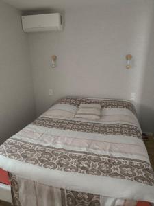 ravissant appartement dune chambre avec véranda donnant sur le jardin