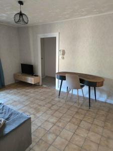 ravissant appartement dune chambre avec véranda donnant sur le jardin