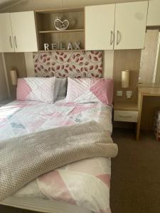 Seaside 2-Bed Caravan Retreat - Sleeps 6 & Parking