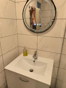ravissant appartement dune chambre avec véranda donnant sur le jardin