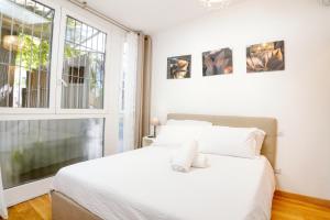 Modern Apartment with Private Patio near Navigli & Bocconi