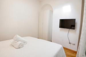 Modern Apartment with Private Patio near Navigli & Bocconi