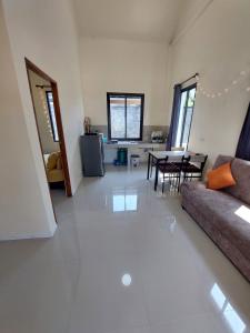 King Bed, Cotton Sheets, 2 Aircons, Walking distance to Srithanu