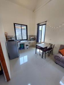 King Bed, Cotton Sheets, 2 Aircons, Walking distance to Srithanu
