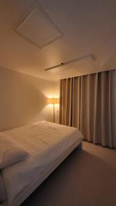 Mapo Station 2min, Spacious 2 Rooms, Queen Bed, 15min to Hongdae, Yeouido, Gwanghwamun by Subway