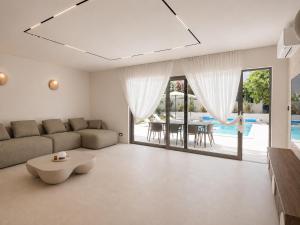 Villa Mariva Sutivan, Modern 4BR & Heated Pool