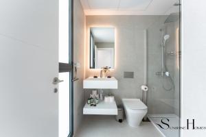Golf View Penthouse with Pool & Gym Access