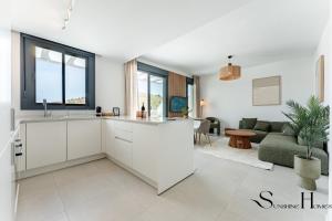 Golf View Penthouse with Pool & Gym Access