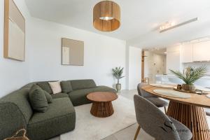 Golf View Penthouse with Pool & Gym Access