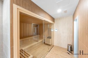 Golf View Penthouse with Pool & Gym Access