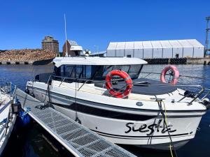 Siesta Luxury Love Boat - NOCLEG NA ŁODZI W MARINIE SOLNEJ