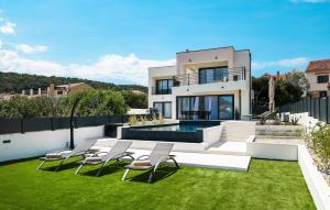 Gorgeous Home In Veli Iz