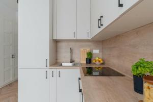 Blisko lotniska 3 os studio z balkonem i parkingiem by City Host