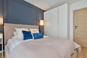 Luxury Apartment with a Balcony and Air Conditioning by Noclegi Renters