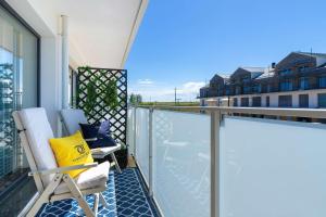 Luxury Apartment with a Balcony and Air Conditioning by Noclegi Renters