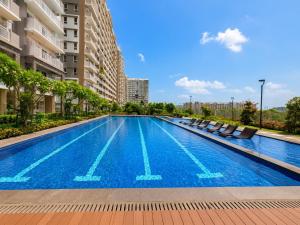 Modern 1BR Condo with Balcony & City View