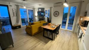Seaview Luxury Apartment with private parking