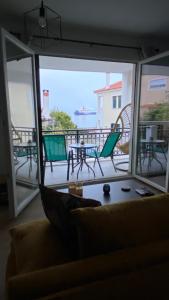 Seaview Luxury Apartment with private parking