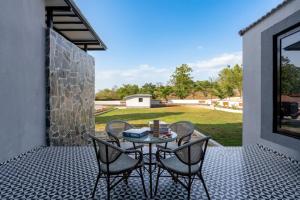Saffronstays Crimson Crest