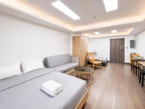 1BR Near BTS Queen & Single Bed City Center