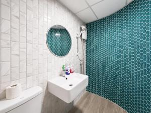 1BR Near BTS Queen & Single Bed City Center