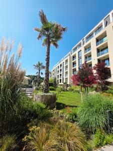 Azur Luxury Apartment - Private Garage - Steps from the Beach