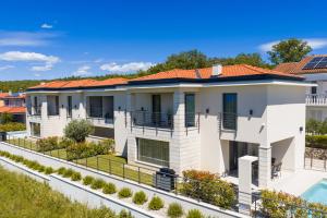 Villa Cremona 1 by El-pi Tours