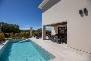 Villa Cremona 1 by El-pi Tours
