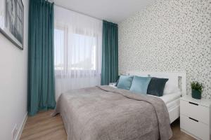Comfortable Apartment with Balcony in Warsaw, Near Chopin Airport by Noclegi Renters