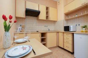 Cozy Studio with a Balcony in a Great Location by Noclegi Renters