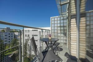 Cozy Studio with a Balcony in a Great Location by Noclegi Renters