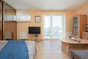 Cozy Studio with a Balcony in a Great Location by Noclegi Renters