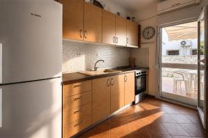 Laura House Nikiti