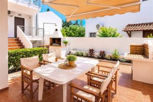 Laura House Nikiti