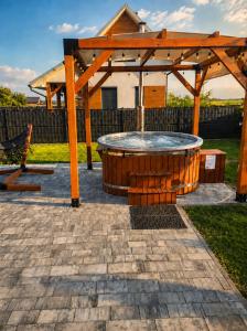 Domek Letniskowy VELLA z Prywatnym Jacuzzi