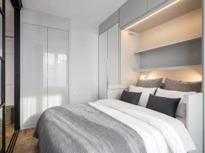 Urban Apartments - Mennica Residence - Great Location&140