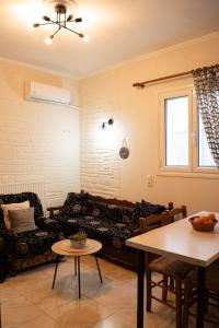 Valira Cozy Home w Rustic Charm & Private Garden