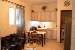 Valira Cozy Home w Rustic Charm & Private Garden