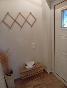 Valira Cozy Home w Rustic Charm & Private Garden