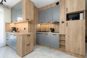 Przytulny Apartament Blisko Plaży z Parkingiem by Noclegi Renters