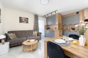 Przytulny Apartament Blisko Plaży z Parkingiem by Noclegi Renters